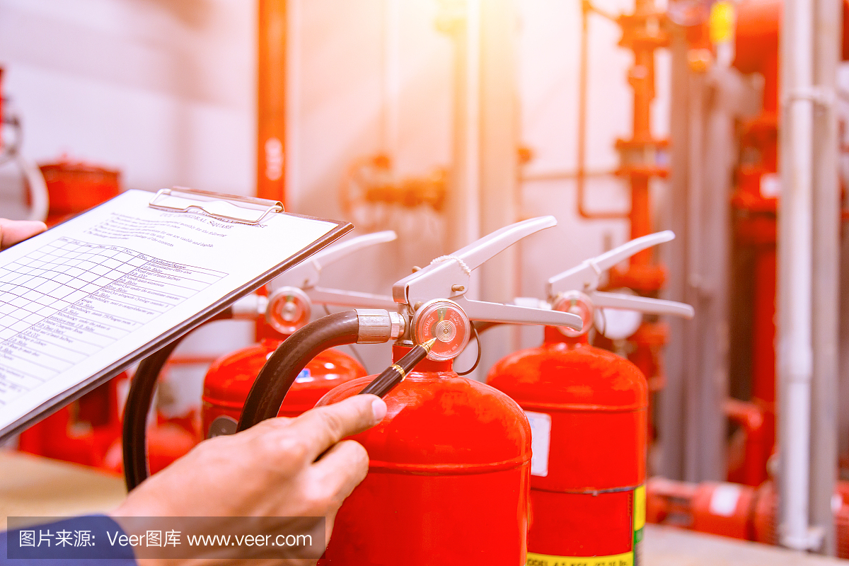 工程師檢查工業消防控制系統,消防報警控制器,火警報警器,防火。系統準備就緒一旦發生火災。